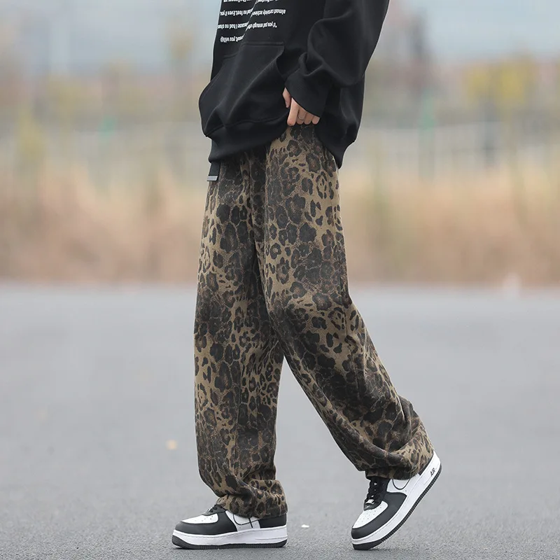 الجينز عارضة للرجال ، ليوبارد طباعة ، خمر ، مثالية لأسلوب الشباب ، الربيع والخريف