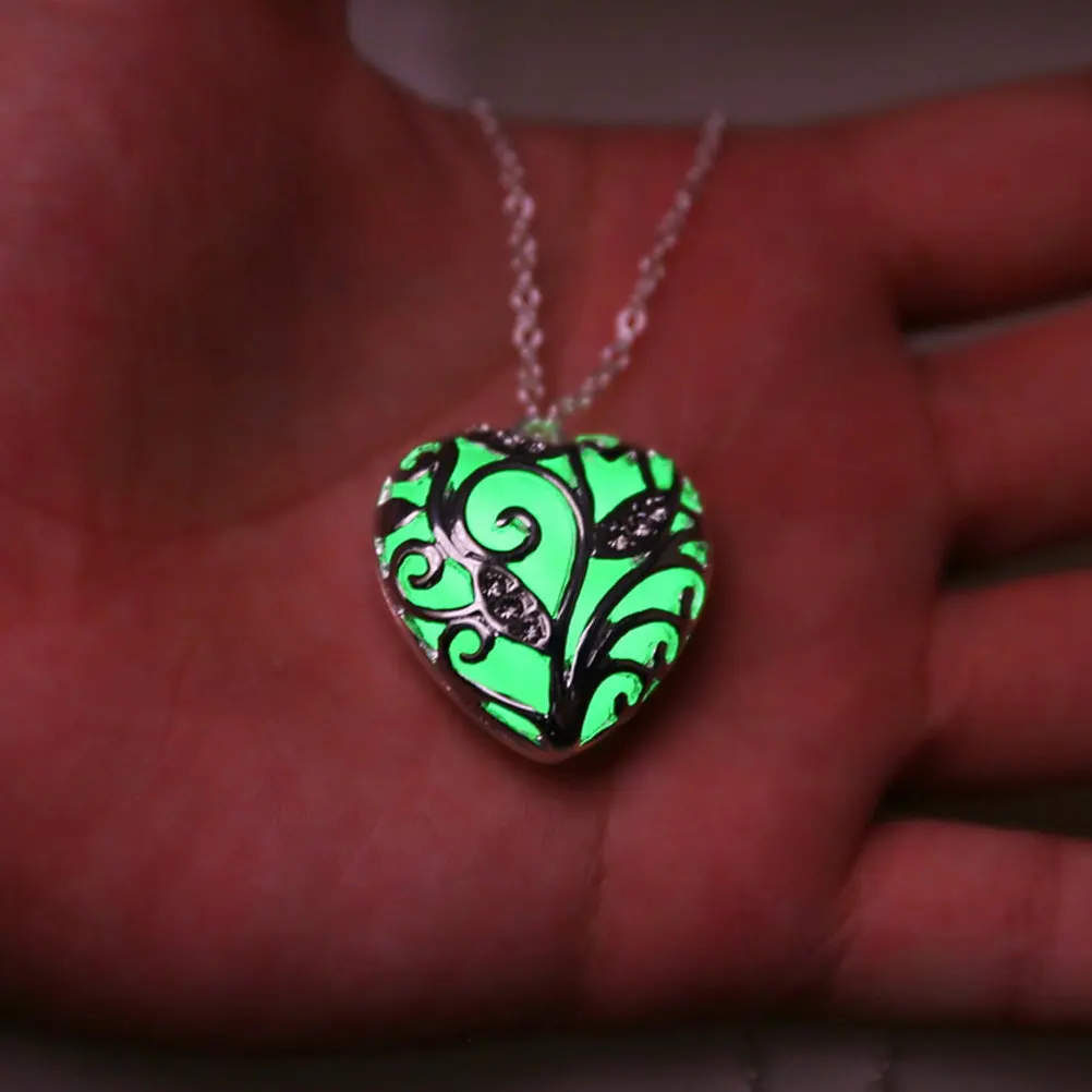 1Pcs Night Glowing Heart Necklace Creative Alloy Women Clavicle Chain Elegant Luminous Pendant for Daily Wear Graduation Gift