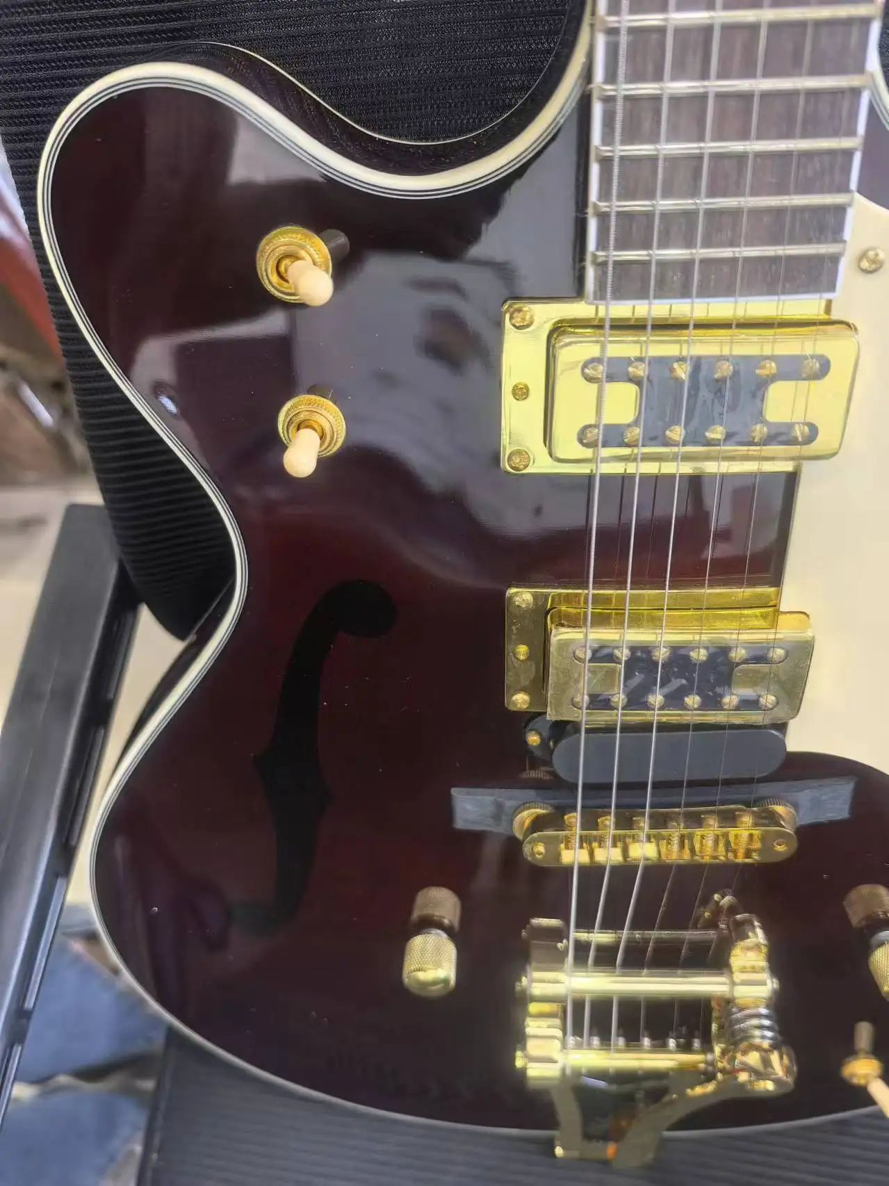 High Quality 6 Strings Wine Red Jazz Electric Guitar, Semi-hollow-out Guitar without Holes, F Hole Print, Gold Hardware