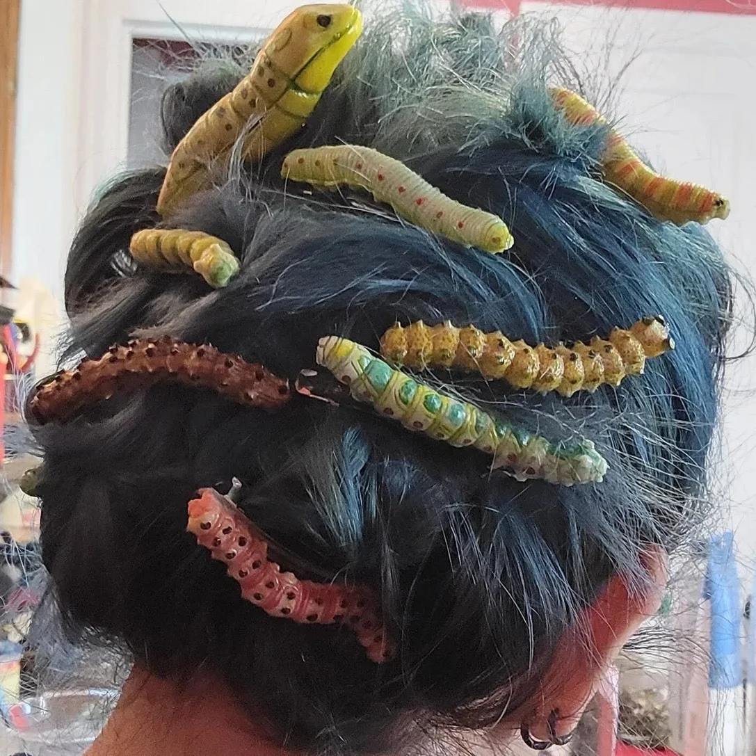 

12Pcs Halloween Caterpillar Hair Clips, Horror Non-mainstream Creative Unique Ornaments, Quirky Caterpillar Set