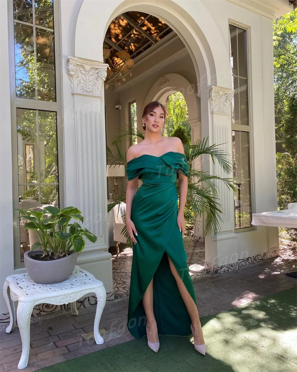 Toofgon فساتين الحفلات المسائية باللون الأخضر الداكن طيات من الساتان بدون أكتاف فستان سهرة للمشاهير والحفلات الراقصة بفتحة جانبية للحفلات الليلية حسب الطلب