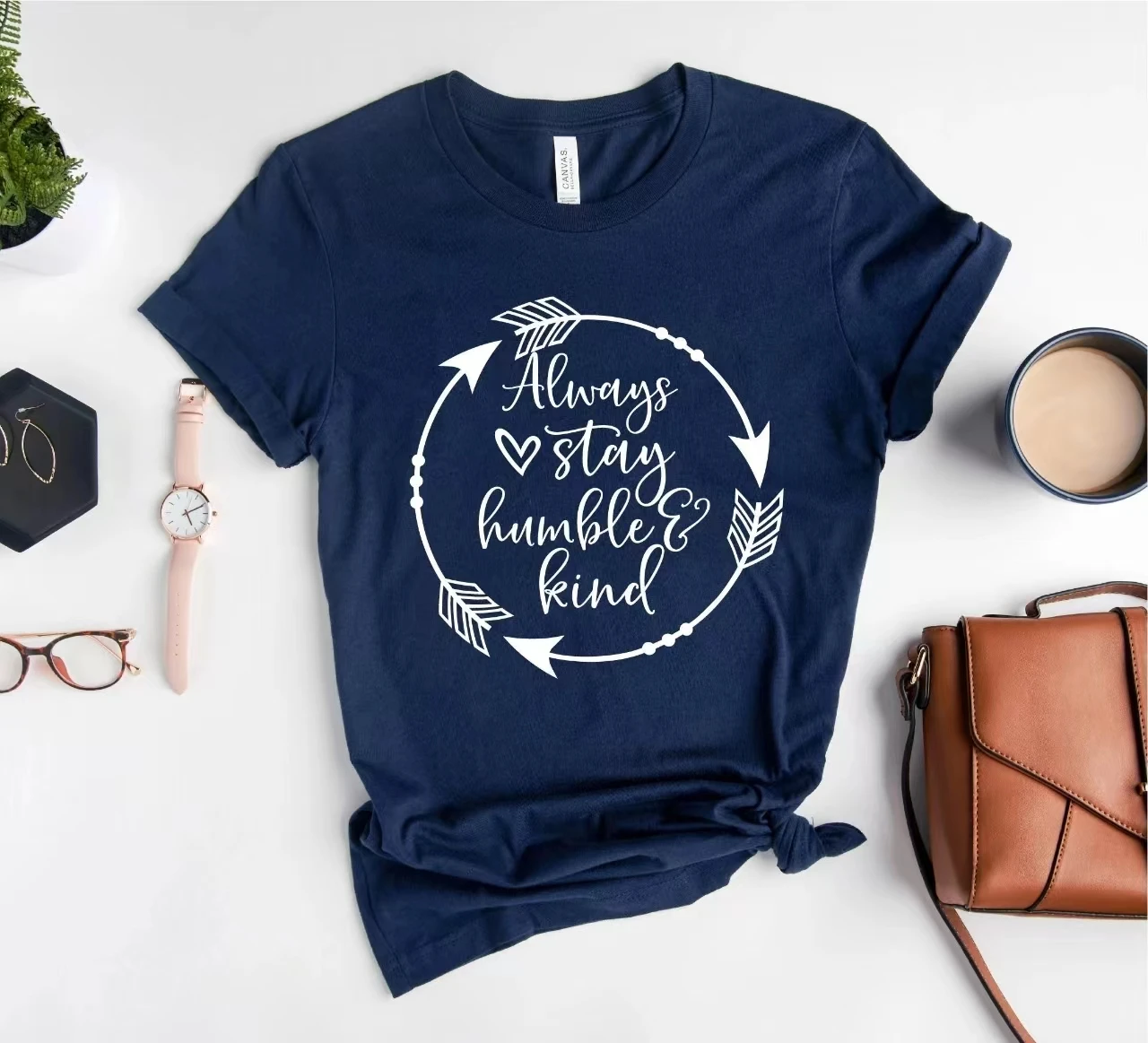 

Женская футболка с надписью «Always оставайся скромным and Kind»