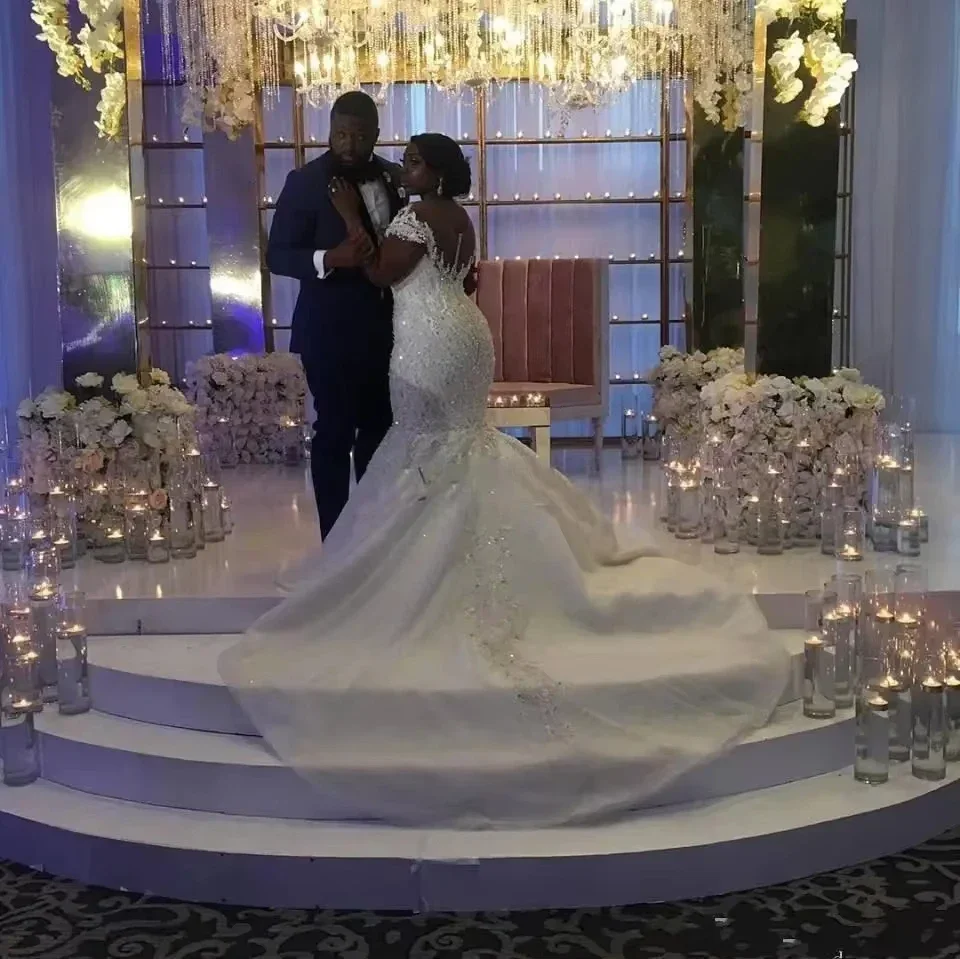 Maßgeschneiderte schulterfreie Meerjungfrau-Brautkleider in Übergröße mit Perlen verziert, Kristalle, Kapelle, afrikanische Brautkleider