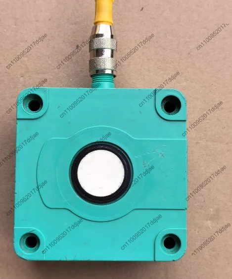 Ultrasonic sensor ub2000-f42-i-v15 functions normally and is photographed in kind.