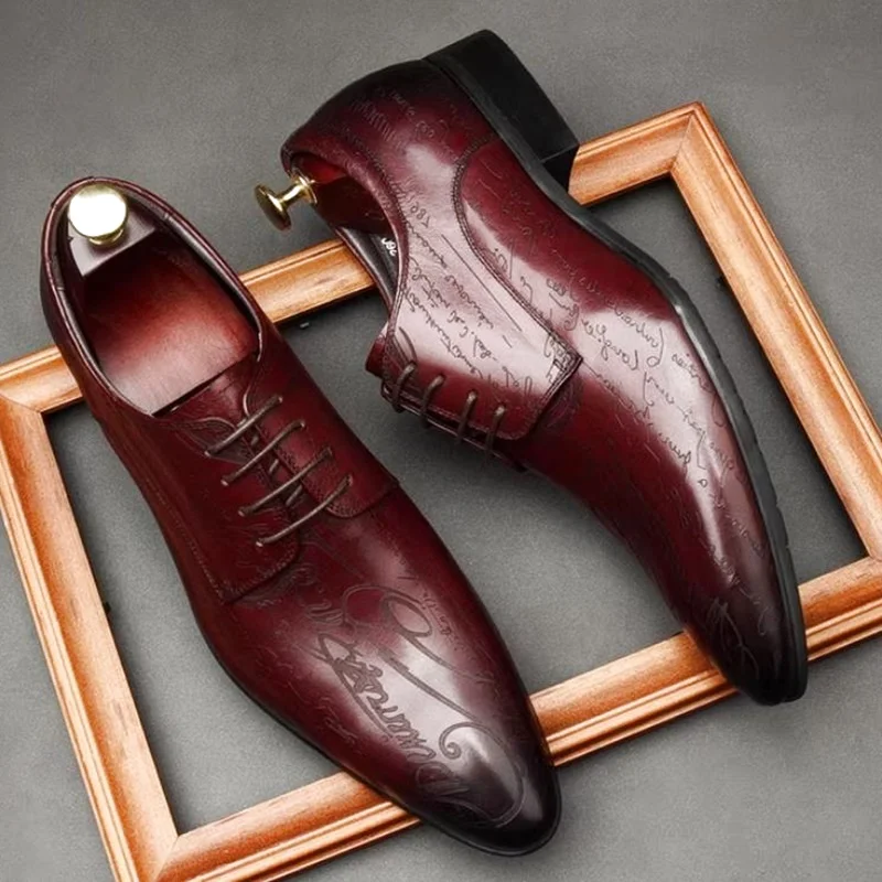 

Стильные мужские деловые кожаные туфли с буквенным принтом в корейском стиле, свадебные туфли дерби на шнуровке с острым носком, винно-красные
