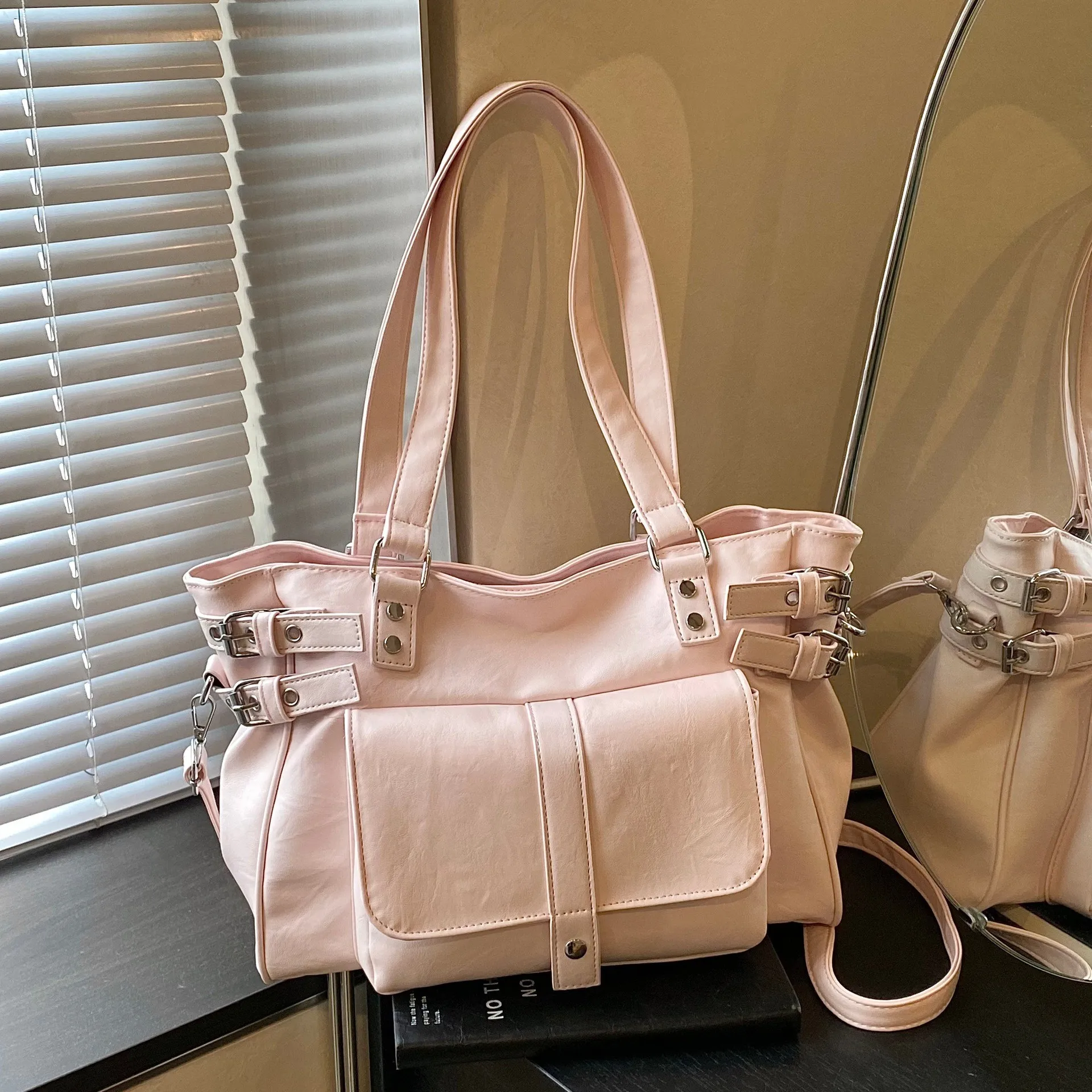 オートバイスタイルの大容量ソフトレザーショルダーバッグ女性用通勤トートバッグトレンディな新モデル高級感のあるアンダーアームバッグ