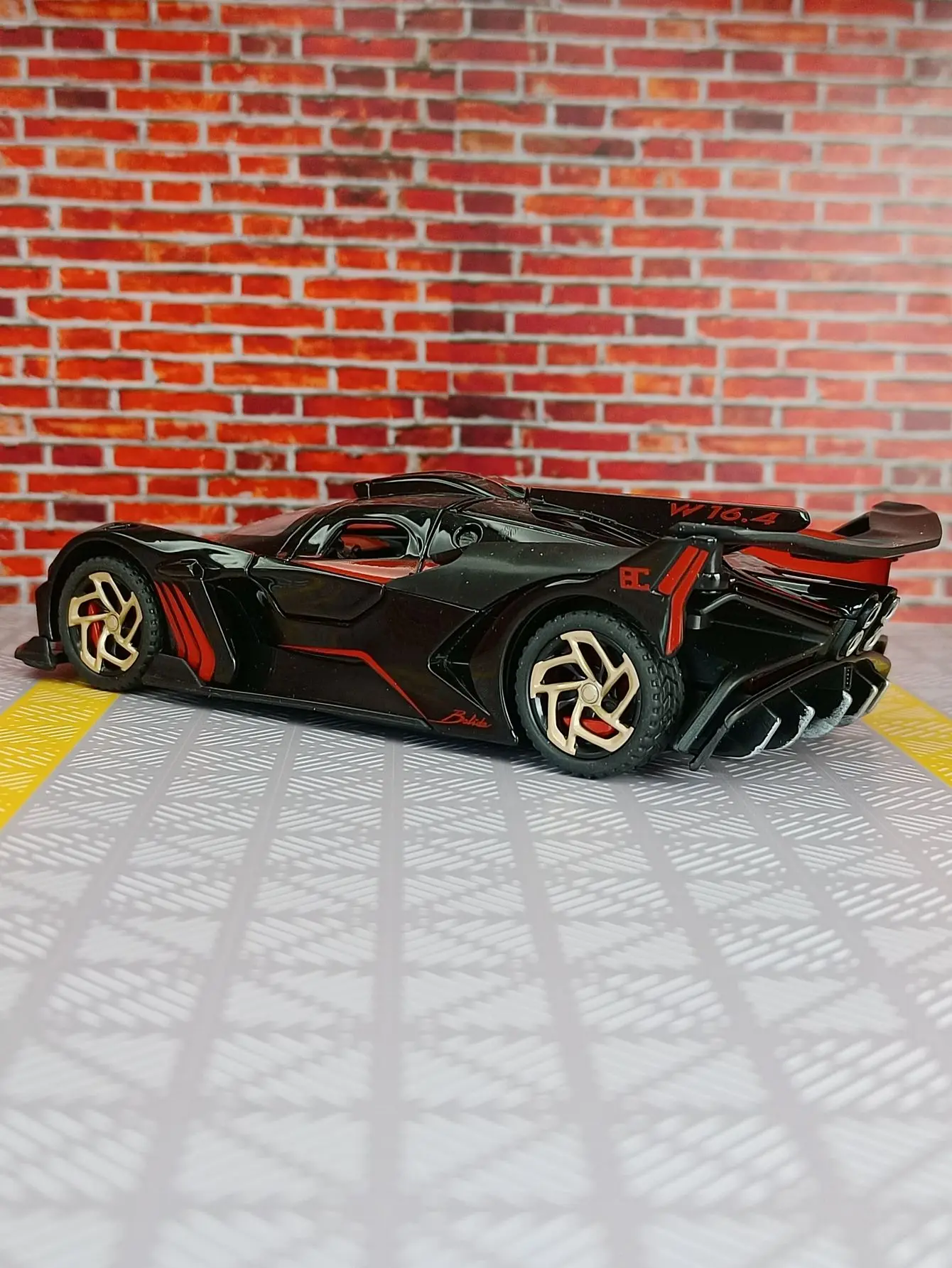 1:32 Bugatti Bolive alloy car model doors and the front hood and trunk door can be opened has simulated sound and lighting
