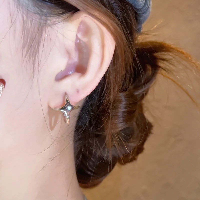 GANPUP Neue Silberfarbene Minimalistische Stern-Creolen für Frauen, Alltagsschmuck, Modisches Ohrpiercing-Schmuckstück, Geschenk für Partys. – Detail 1