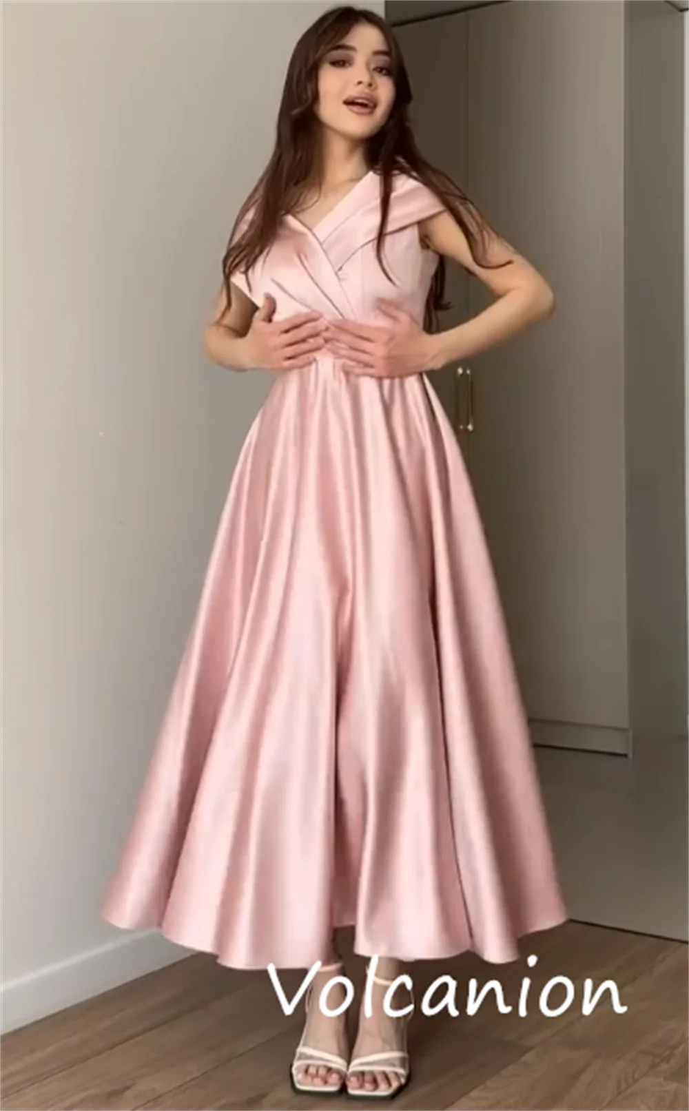 Abiti midi con spalle scoperte a trapezio con pieghe formali squisite personalizzate Charmeuse Moda per occasioni su misura