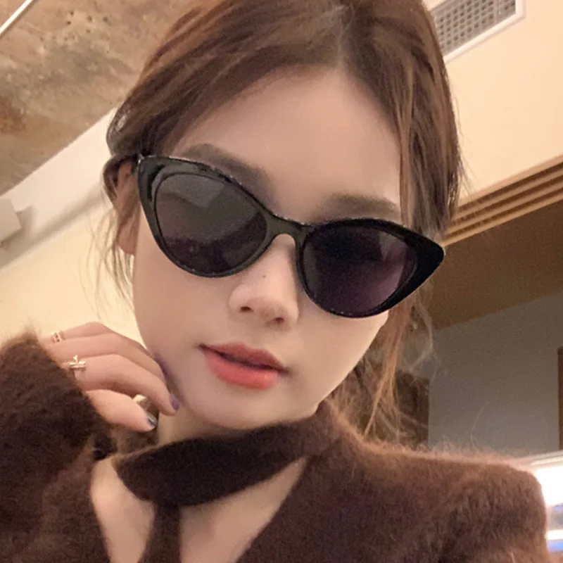 Superior sense cat-eye letter sunglasses Slimming Girls Sunglasses Shade UV protection sunglasses