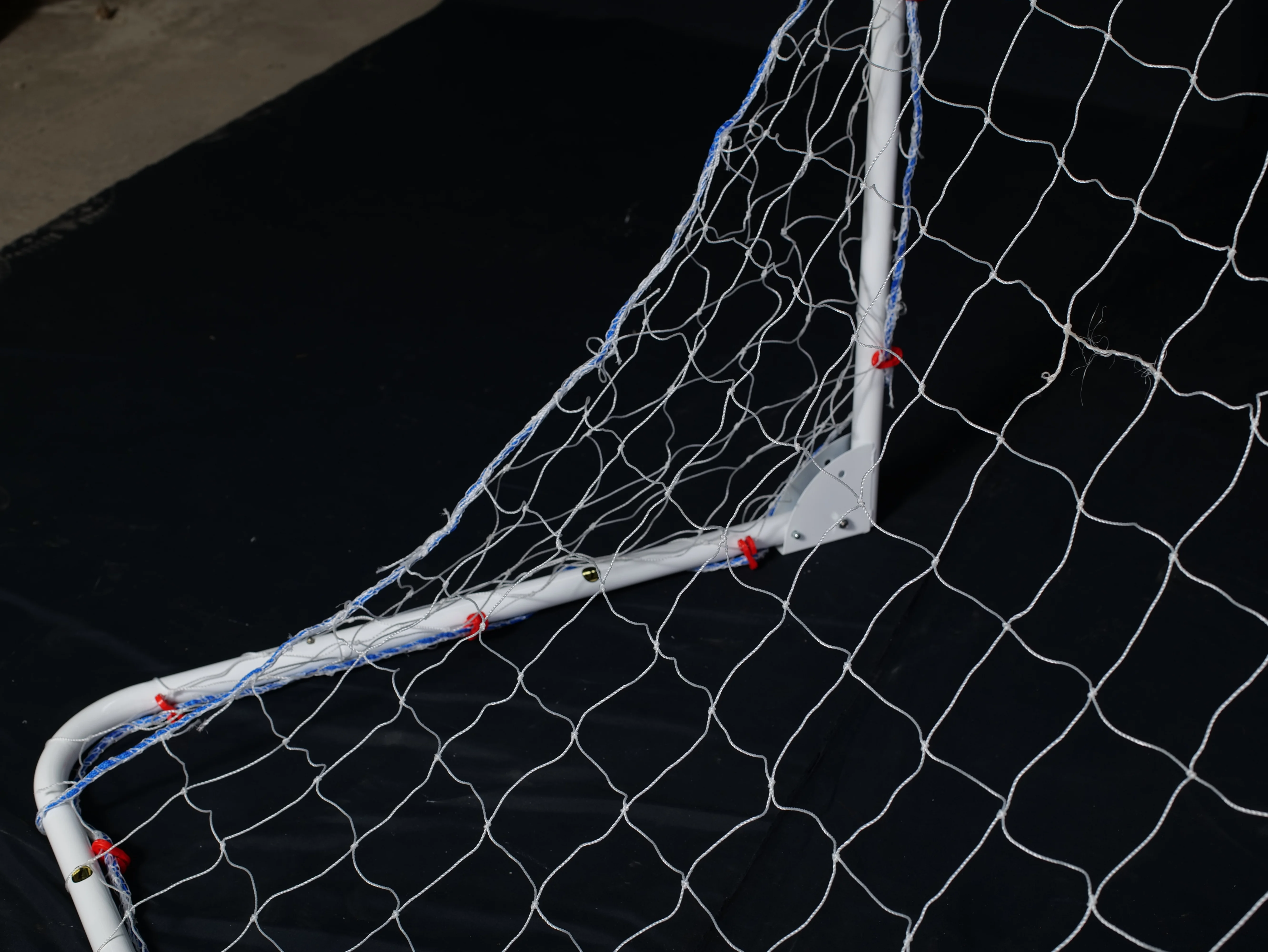 Porta de fútbol portátil con red de fútbol infantil.