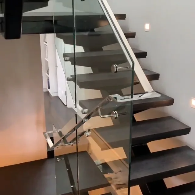 Scale in legno personalizzate Scale mono stringer Scala con ringhiera in vetro utilizzata per la casa della villa