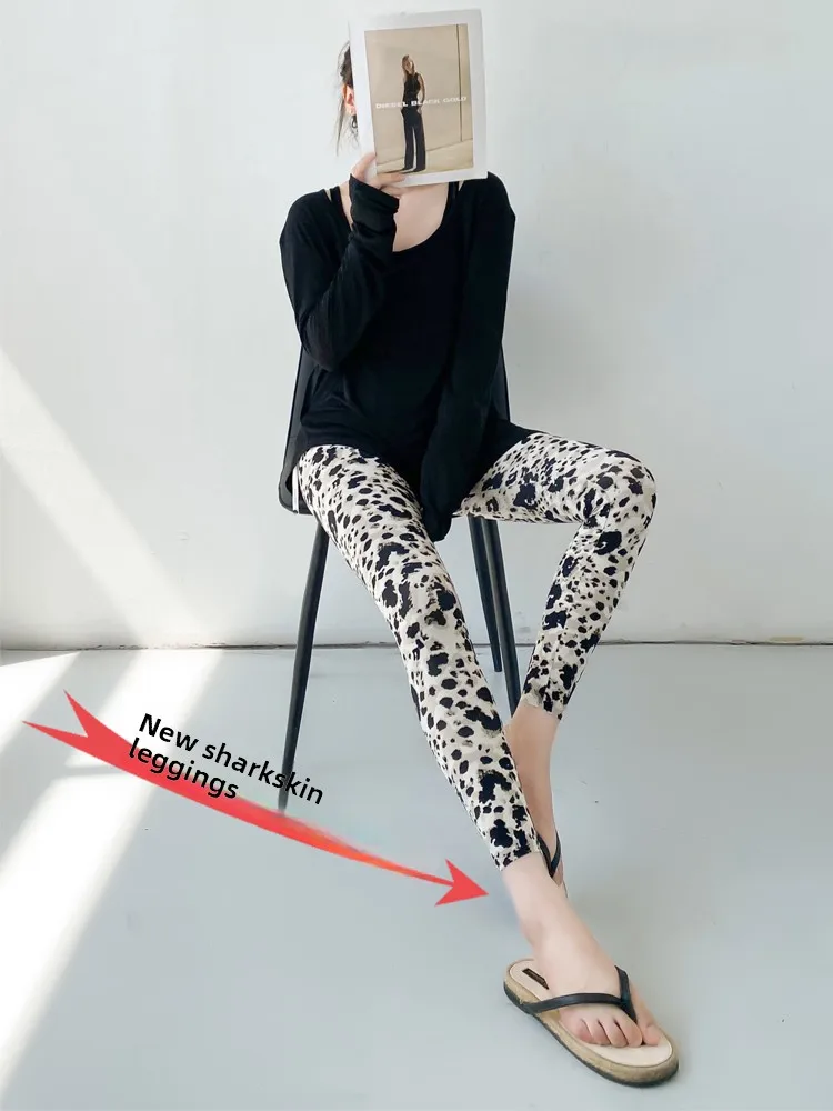 

Новинка 2025, штаны для йоги из волшебной овчины, женские летние тонкие спортивные штаны для верховой езды, длинные леггинсы с высокой талией, повседневные леггинсы с леопардовым принтом