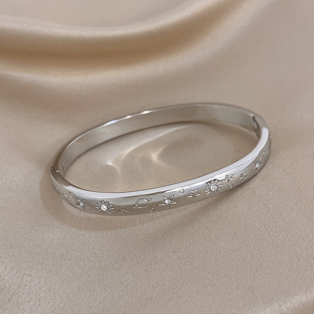 1 Stück AENSOA Neuer Edelstahl-Armreif mit Stern-Textur und Gravur für Damen, Zarte Zirkon-Armbänder in Gold- und Silberfarbe, Schmuckgeschenk – Detail 6