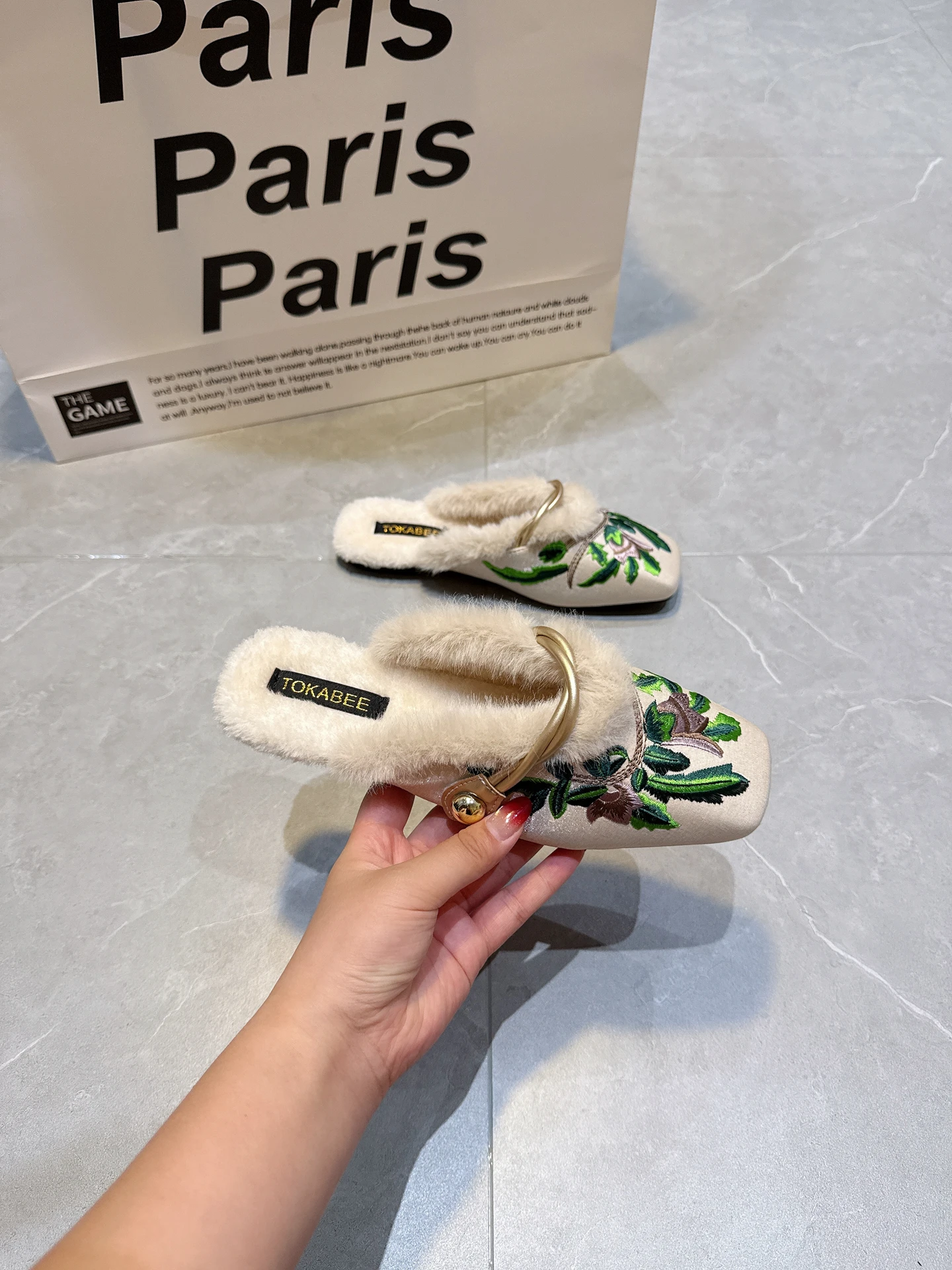 新しい中国風の刺繍入りスリッパ、ファー裏地付きの女性用ミュール、暖かい頭を覆うスリッパ、チャイナドレスと合わせて履く靴