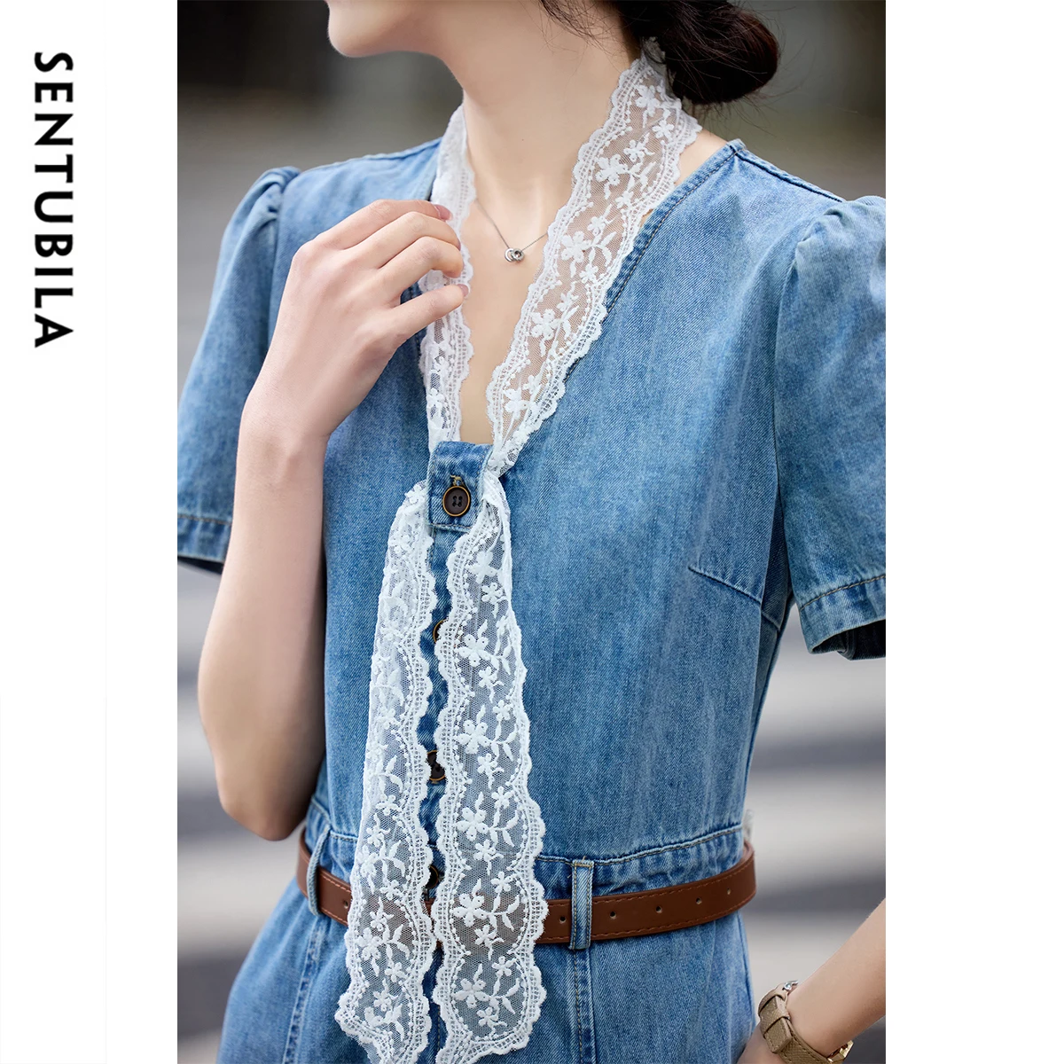 SENTUBILA-vestido largo vaquero con cuello de cinta de encaje, cinturón informal de verano 2025, corte en A, cuello en V, manga abombada, vestidos de mujer W52LH0098