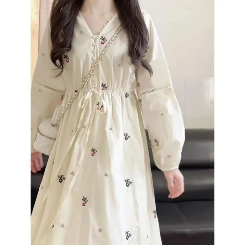 French Design Sense Niche High-end Simple Long Sleeved Floral Dress Women Autumn New V-neck Print Button Bow Drawstring Dresses