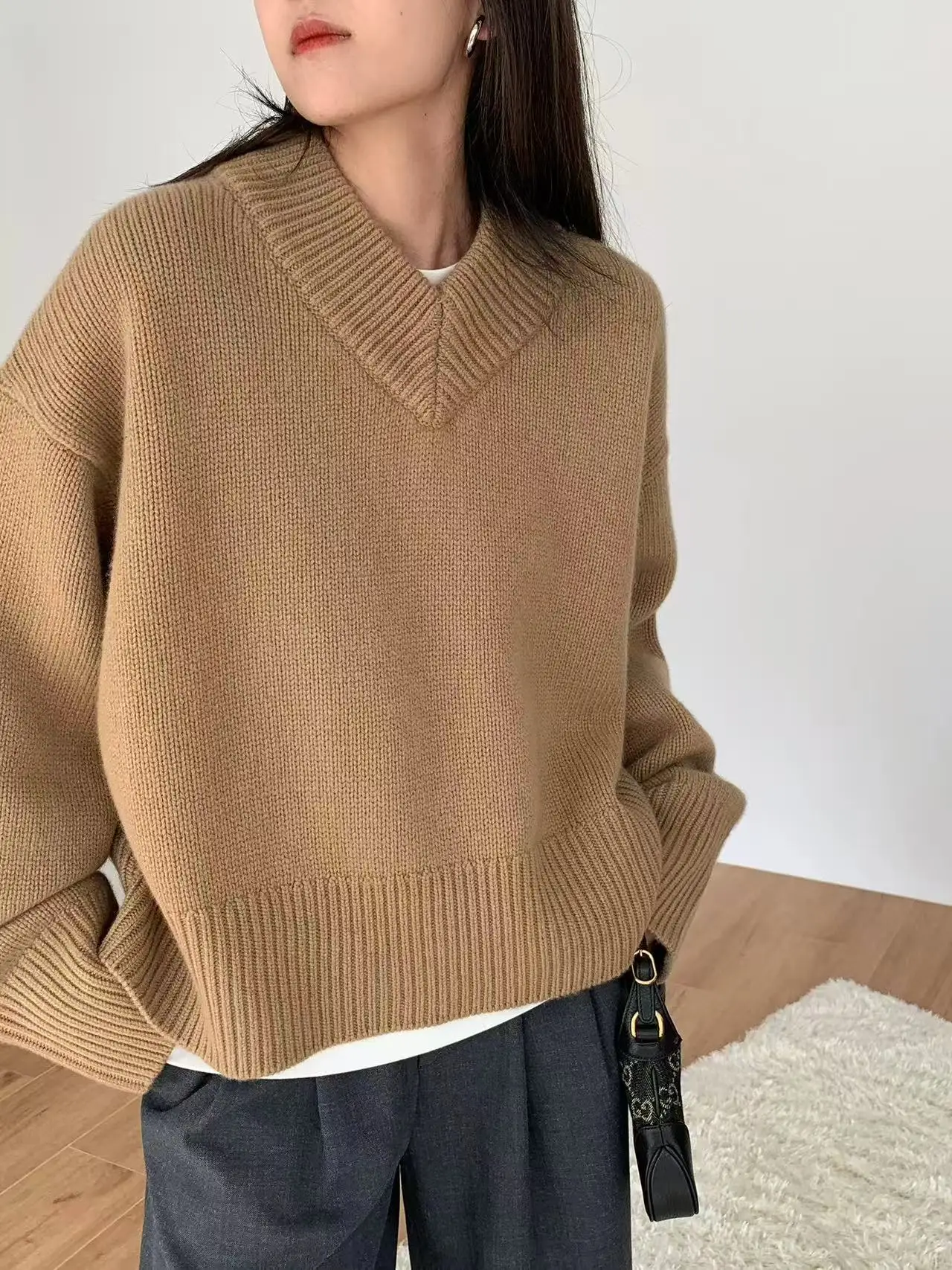 เสื้อสเวตเตอร์แคชเมียร์ผู้หญิง คอวี แขนสั้น ผ้าหนา สำหรับฤดูใบไม้ร่วงและฤดูหนาว ถักแบบหลวม สไตล์ลำลอง