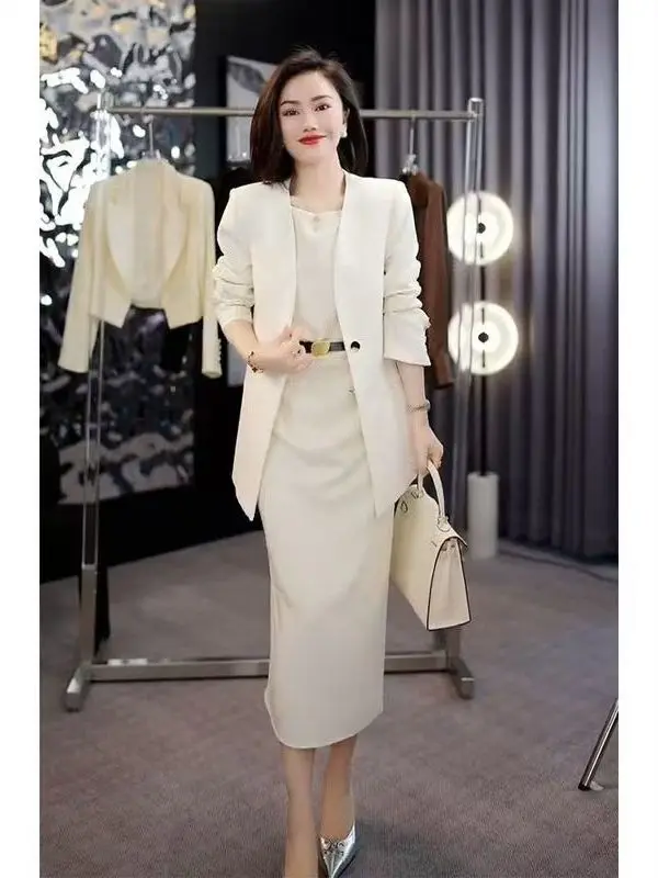 

Модный женский деловой костюм-двойка: пиджак и платье. Весенняя коллекция, отобранные стилистами. Длинный рукав, полиэстер.