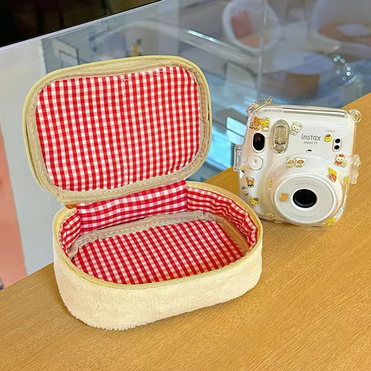 Ins-Style Plüsch-Kosmetiktasche mit Erdbeer-Stickerei, Tragbare Leichte Aufbewahrungstasche, Ideal für den Täglichen Gebrauch & Outdoor-Reisen – Detail 2