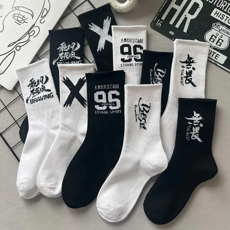 5 pairs of random style letter print men\'s mid-tube socks black and white trend style men\'s socks