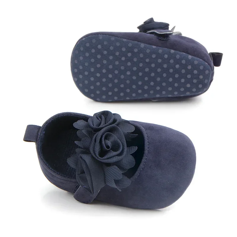 Sapatos de princesa antiderrapantes de sola macia para meninas, lindas flores, moda monocromática, criança infantil, recém-nascidos, berço, primeiros caminhantes