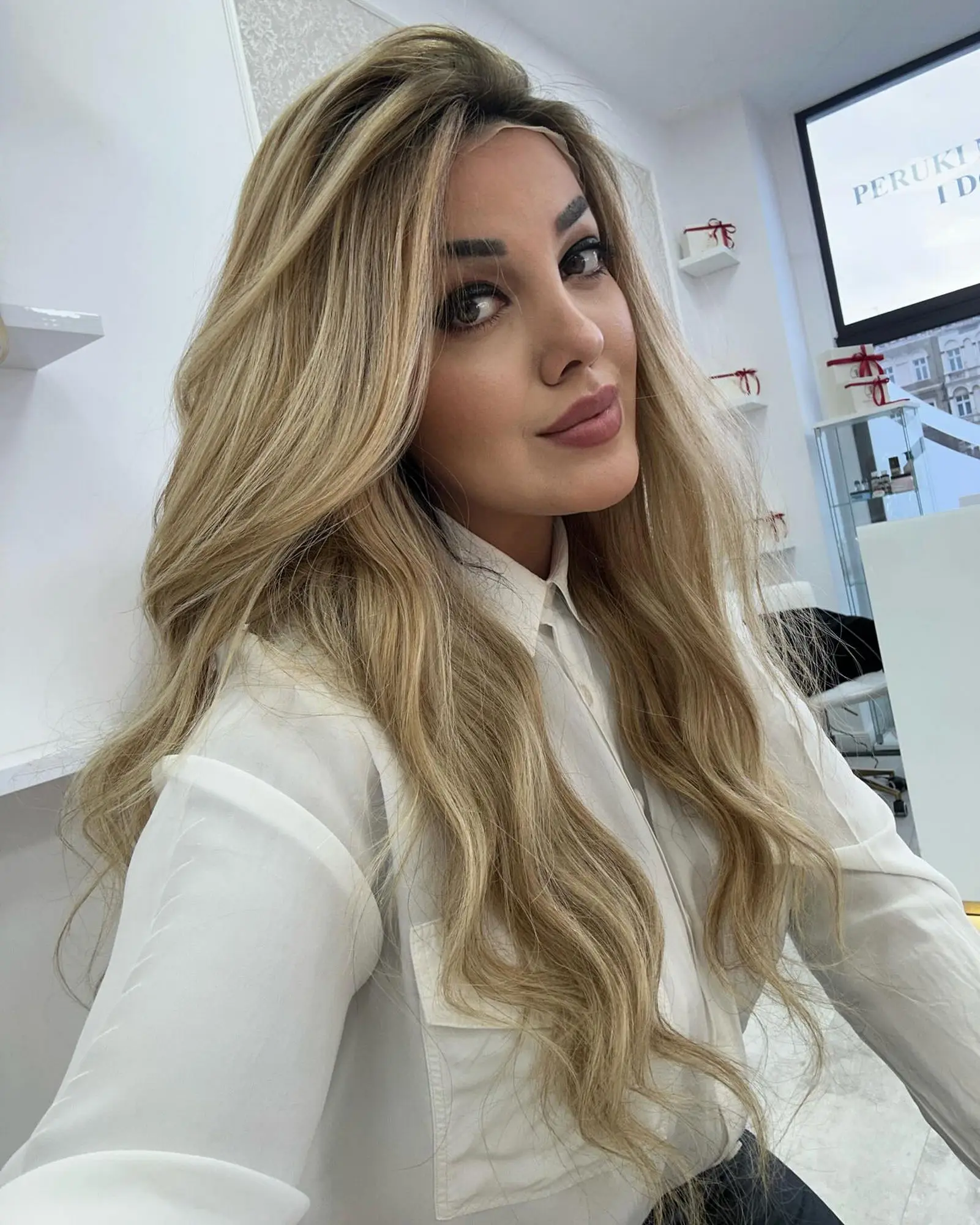 ソフトなオンブレライトブロンドバレイヤージュウィッグ、合成レースフロントウィッグ、プレプラッキングされたヘアライン、ボディウェーブ、快適なロングウィッグ、24インチ