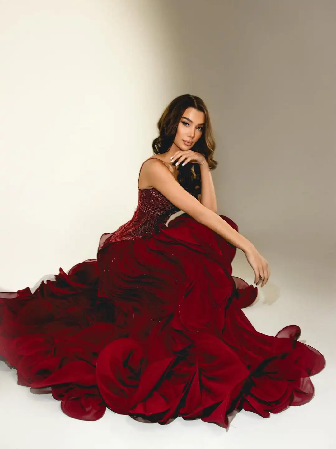 

Индивидуальное бордовое бисерное платье-корсет для выпускного вечера с тонкими бретелями, пышной юбкой из органзы и оборками, элегантное выпускное платье, новый дизайн