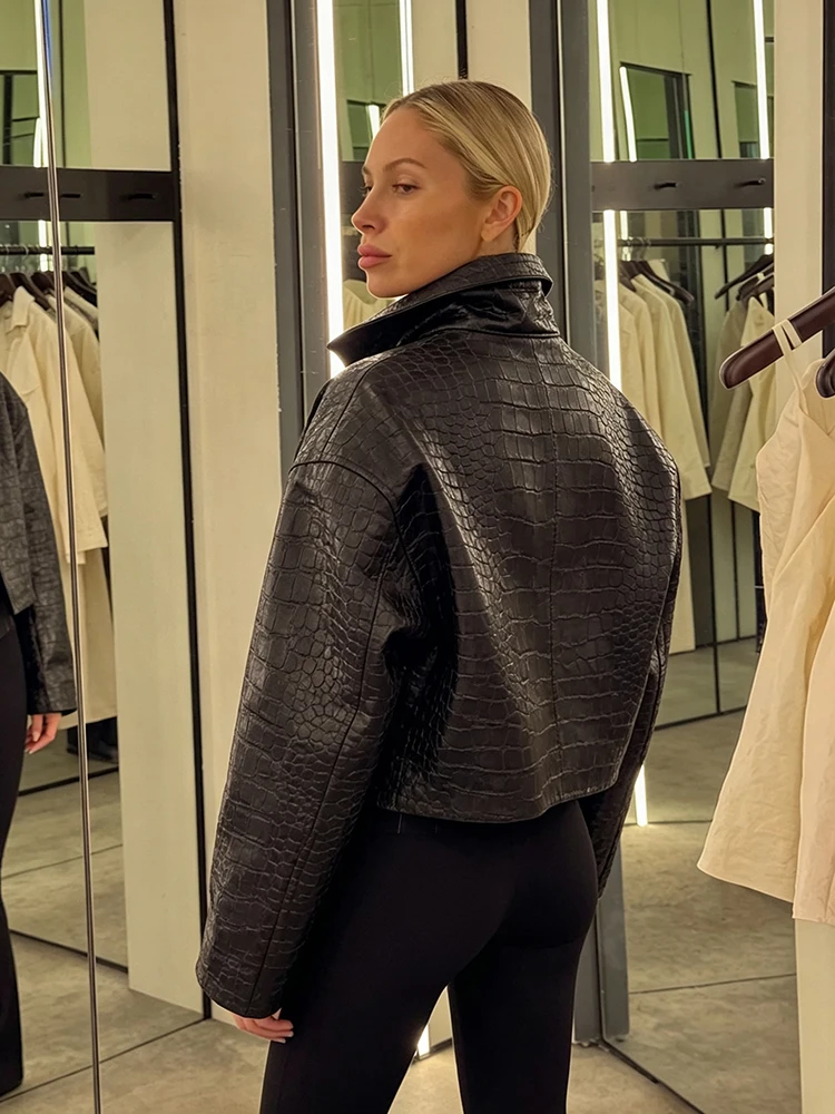 Minimalistische geprägte Kunstlederjacke für Damen, weiß, Stehkragen, offener Schnitt, lange Ärmel, kurzer Mantel, modische Streetwear für Partys. – Detail 17