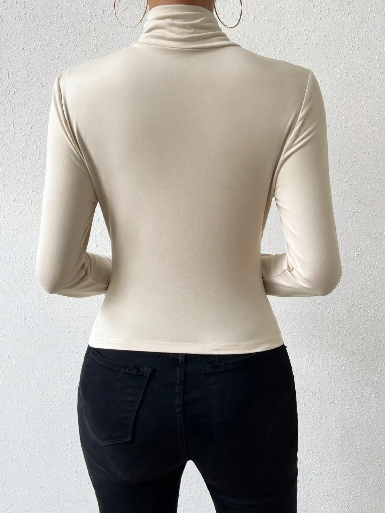 เสื้อยืดผ้าฝ้ายทรงบิดด้านหน้า Chiquease สำหรับผู้หญิง