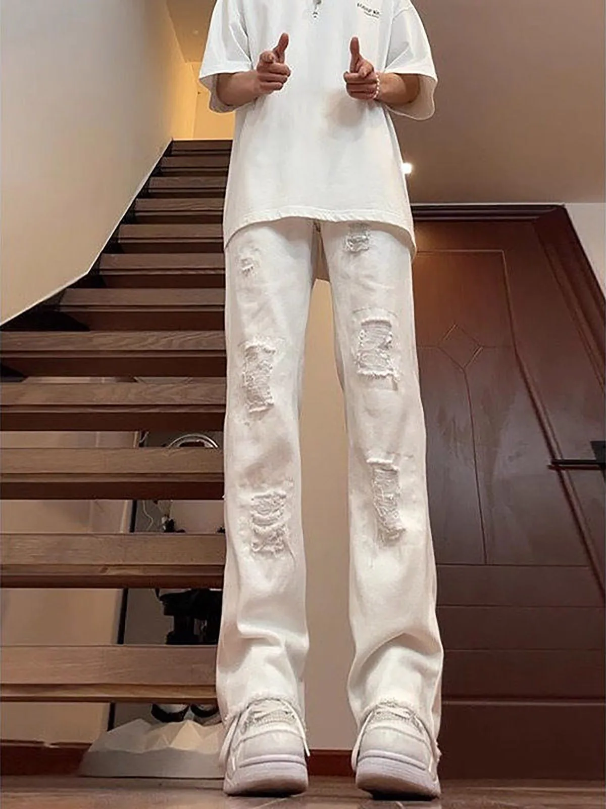 

Белые рваные джинсы прямого кроя с расклешенными штанинами, молодежный стиль, весенняя коллекция, без бренда, средняя посадка, на молнии, деним