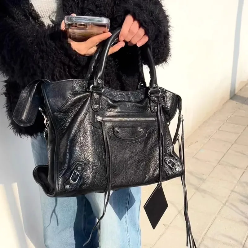 Sac de moto à rivets, sac à bandoulière haut de gamme de grande capacité, sac à bandoulière en cuir texturé, sac à main décontracté à la mode pour femmes