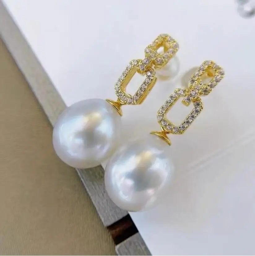 

Великолепная пара висячих сережек с белым жемчугом Южного моря диаметром 10–13 мм, 925 пробы.