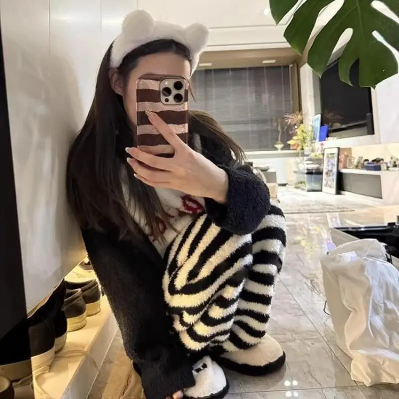 nuovo modello Pigiama da donna in pile corallo autunno inverno foderato in pile Indumenti da notte addensare tenere al caldo pigiama a mezza pile vestito homewear