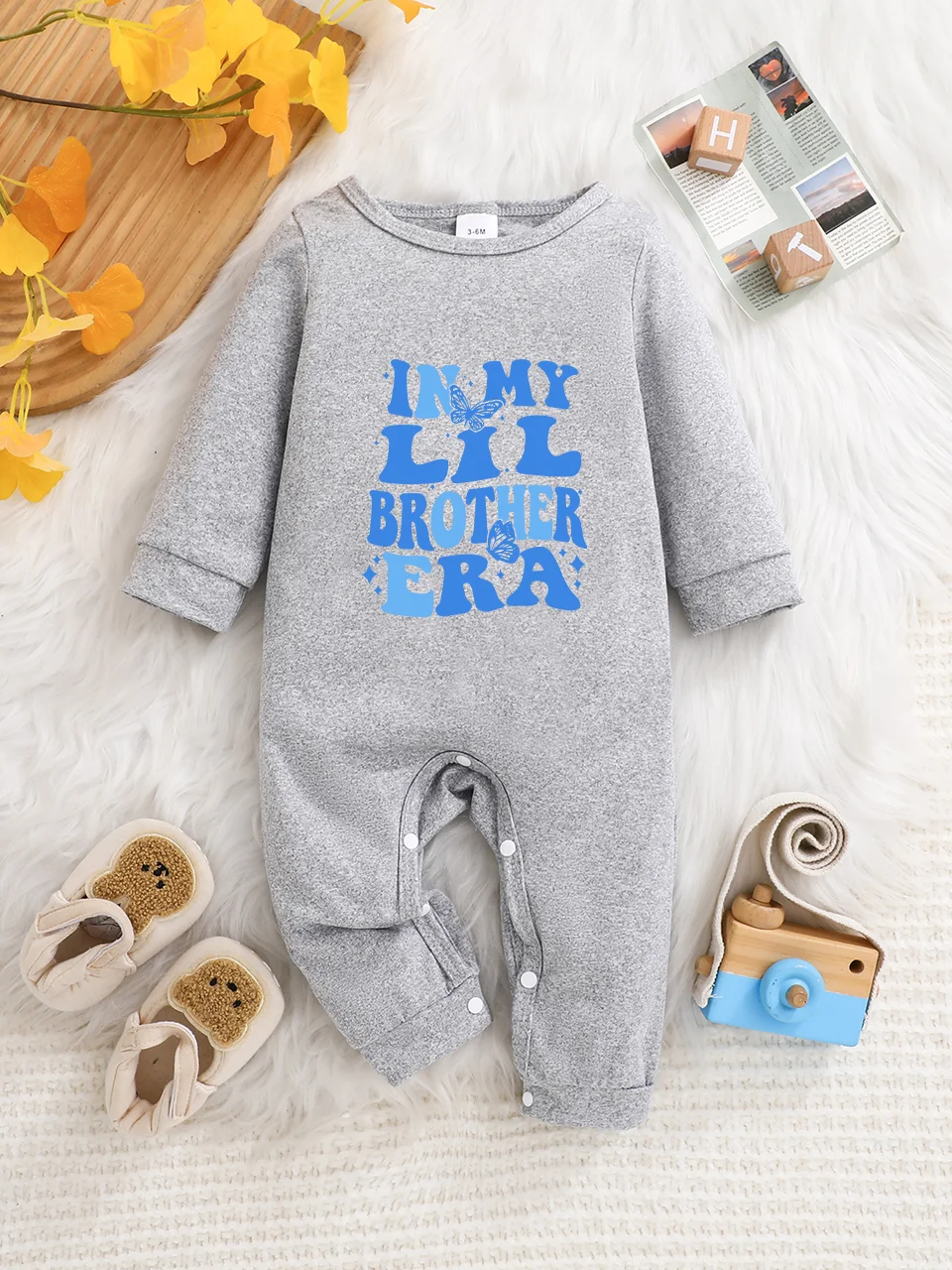 

A baby long-sleeved onesie with interesting letter prints. It features a buttoned design for easy putting on and taking off