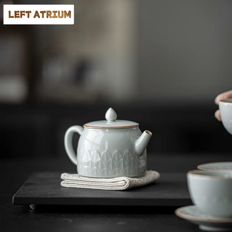

150ml Creative Relief Lotus Petal Teapot Ancient Pot Tea Soaking Kettle with Strainer Dahongpao Tea Services Accessories Gift