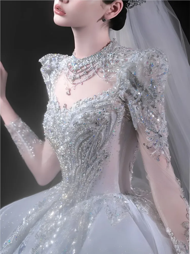 A new elegant and fashionable heavy tailline dress