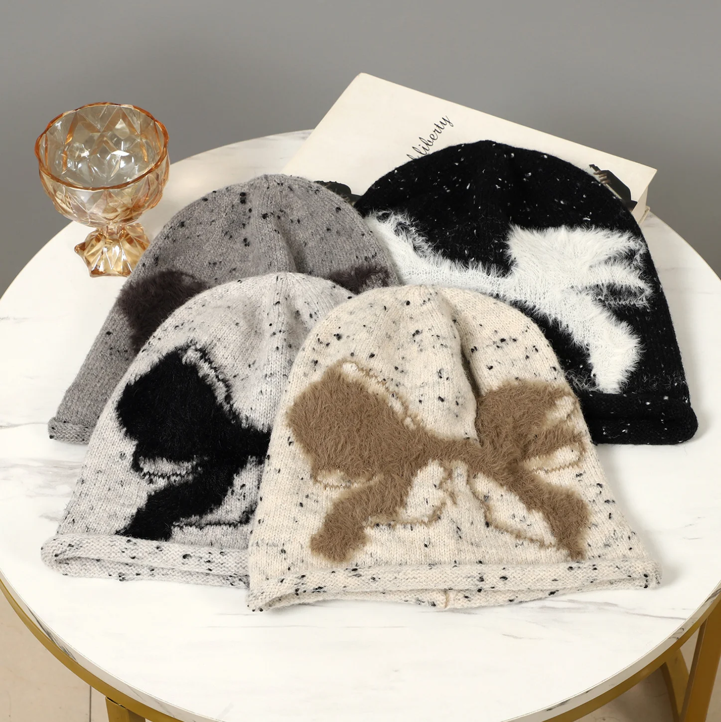 Einzigartige Plüsch-Strickmütze mit Schleife, Warm und Vielseitig, Weiche und Gemütliche Mischgarn-Beanie, Herbst- und Winter-Mütze im Süß-coolen Stil, Geschenk für die Feiertage