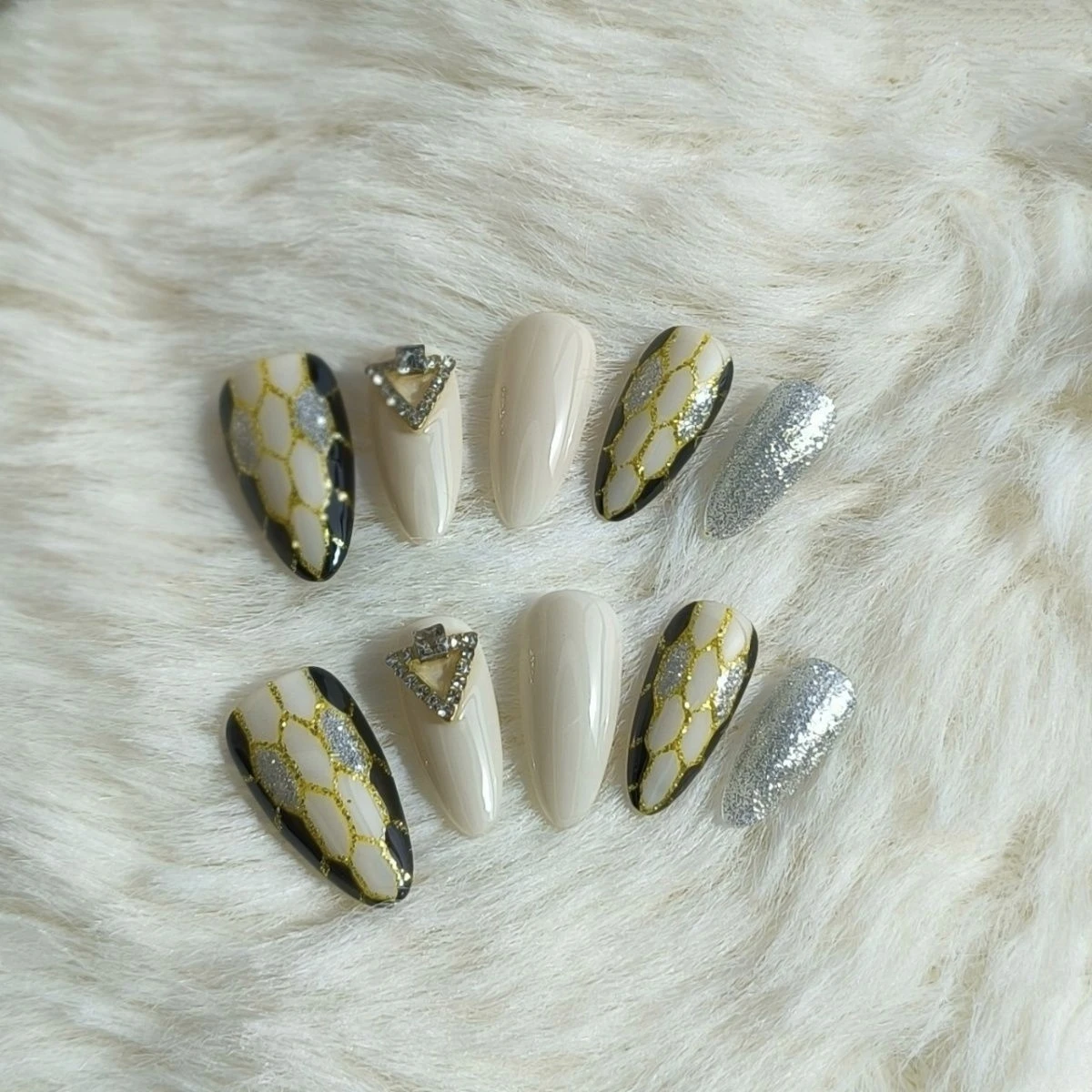 

Ручная работа Spice Girl Press On Nails Миндальный блеск Серебристый дизайн Шикарная змея Накладные ногти Искусственный маникюр Носимый для женщин