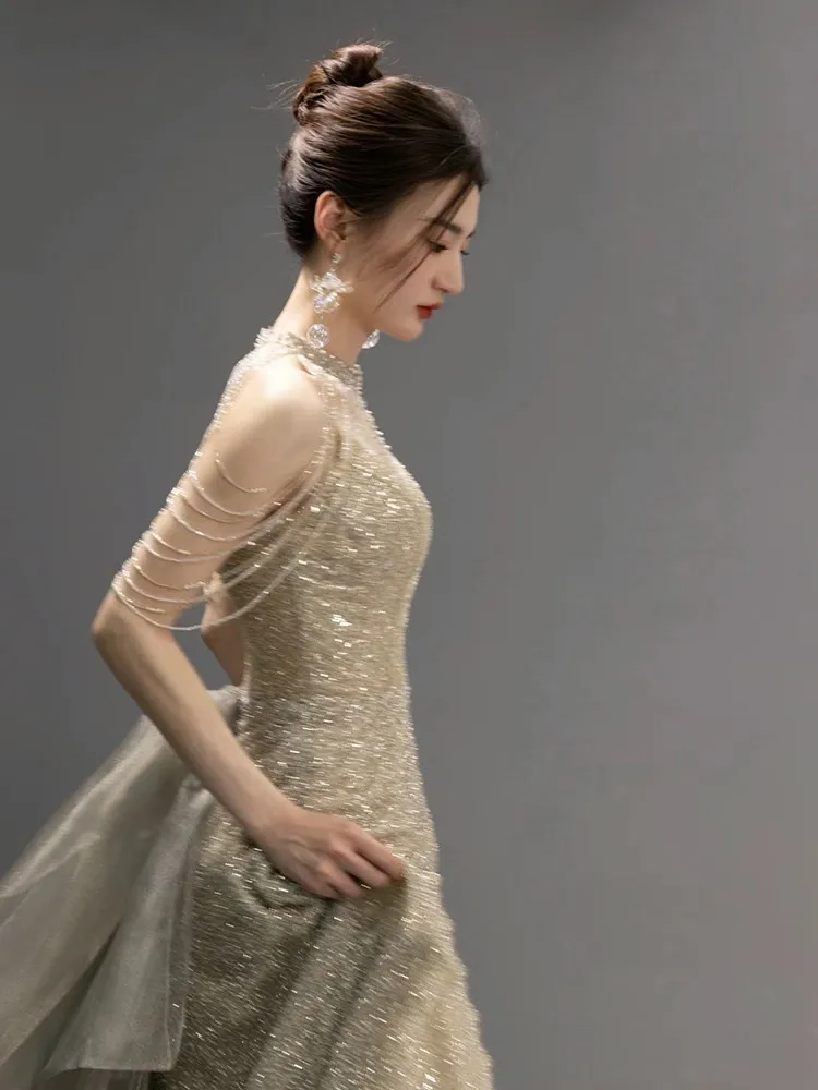 A new light luxury and niche toasting dress for the host