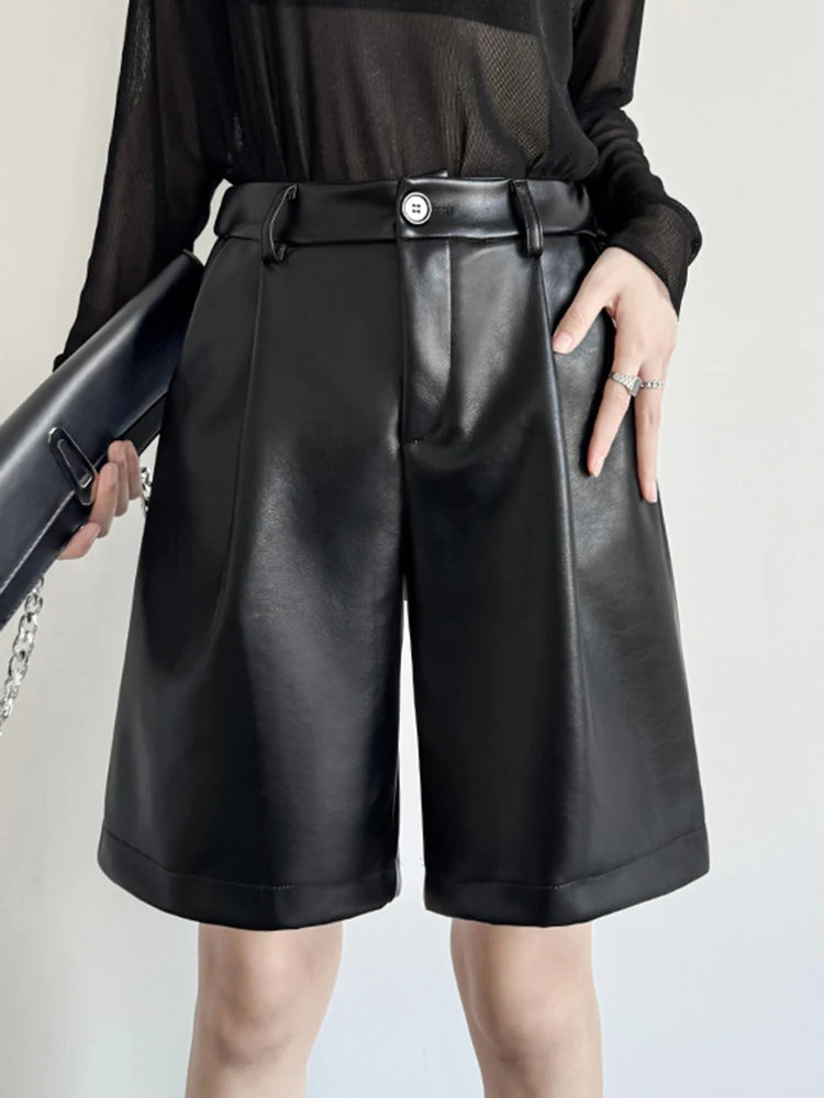 [EAM] Women Black Pu Leather Shaped Elegant Wide Leg Shorts New High Waist Trousers Fashion Tide Spring Summer 2024 1DH7655