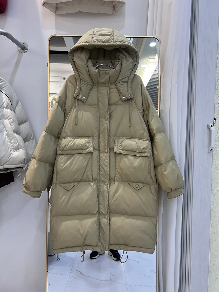 سترة نسائية طويلة بلون سادة شتوية جديدة بغطاء للرأس سميك ودافئ وجيب كبير سترة فضفاضة من ريش البط الأبيض