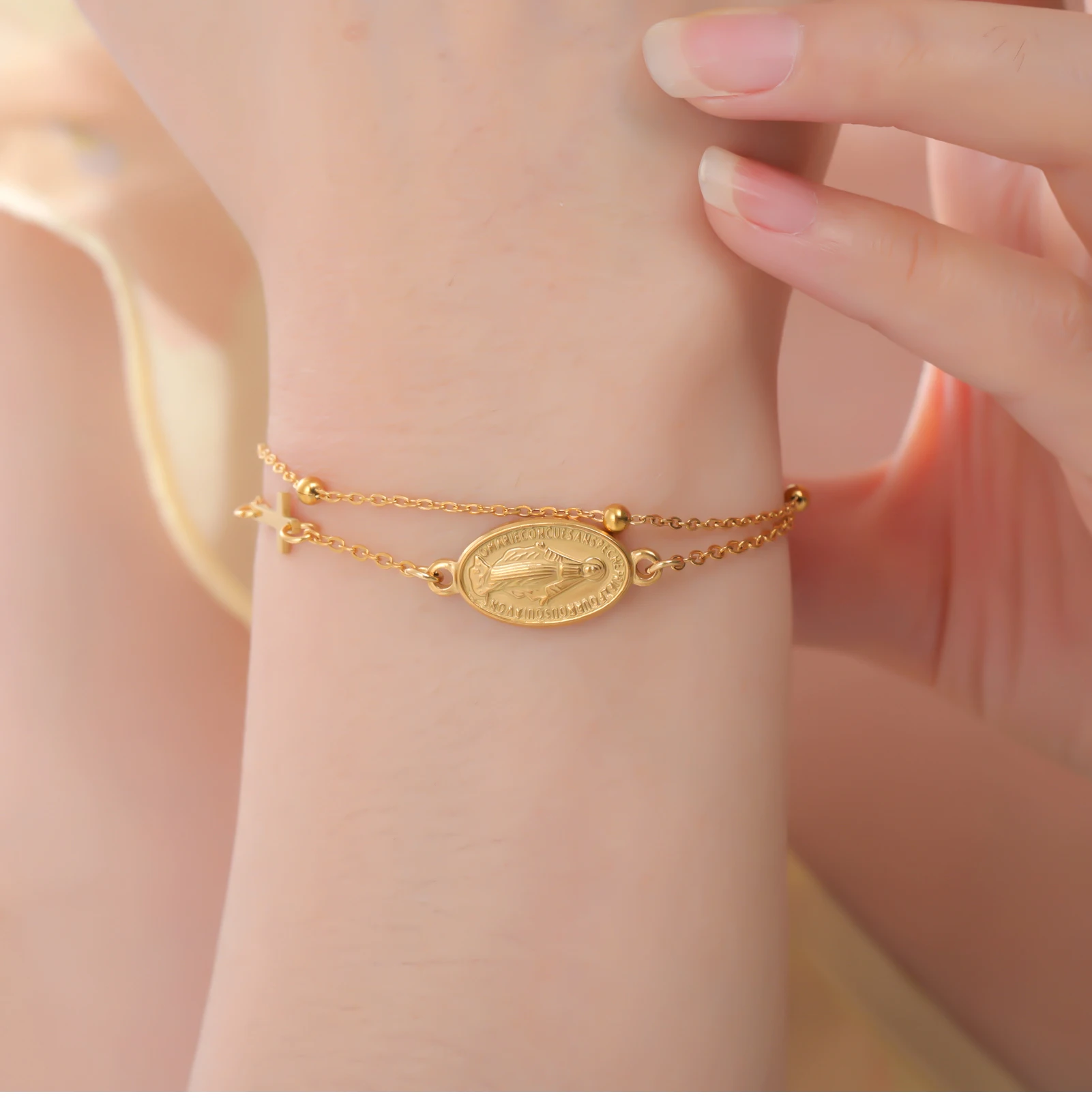Doppellagiges Armband mit Kreuz und Jungfrau Maria für Damen, Edelstahl, zierliche Medaille, katholischer Schutzschmuck, verstellbar, Geschenk – Detail 15
