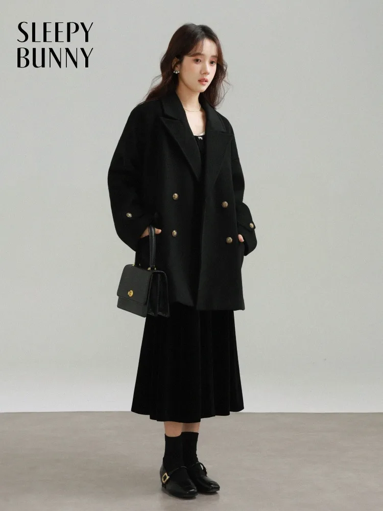 

Chic Wool-Like Blazer Coat Elegant Short Winter Overcoat Women Loose Fit Black Outerwear with Lapel and Double-Breasted Design