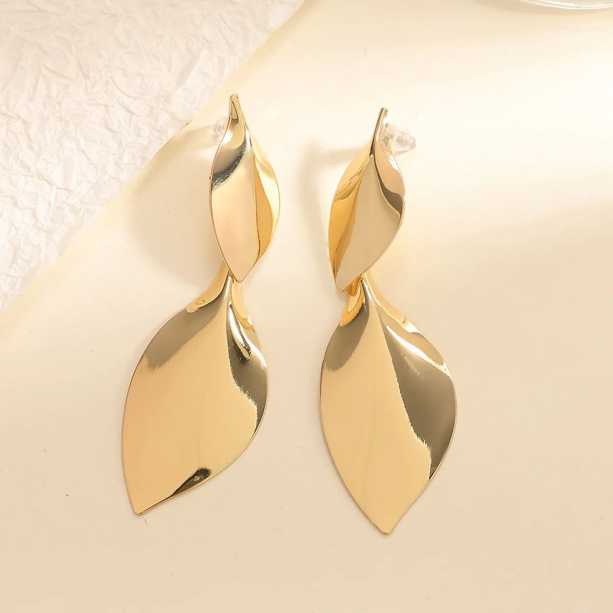 

Steel needle smooth oval pendant earrings niche cold wind temperament earrings fashion light luxury high-end earrings