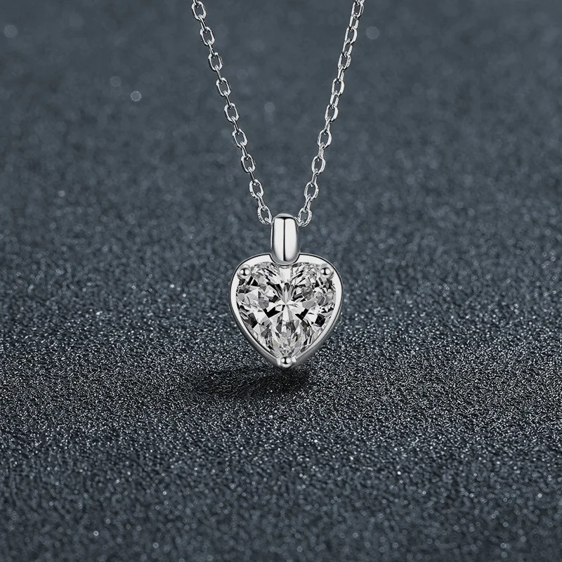

S925 sterling silver moissanite heart-shaped necklace for women, fashionable and high-end, heart pendant, collarbone chain