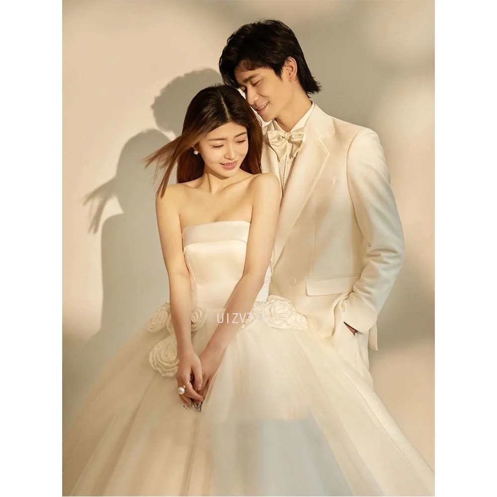 فساتين زفاف كورية بيضاء بسيطة على شكل حرف a لالتقاط الصور بدون حمالات من الساتان بدون أكمام بطول الأرض فساتين زفاف مشدات مخصصة