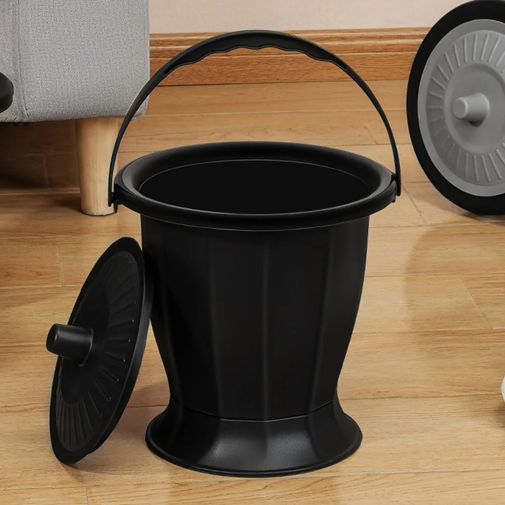 وعاء غرفة المرحاض المحمول للكبار مع غطاء مادة البولي بروبيلين شديدة التحمل غير قابلة للانزلاق دلو البول للتخييم في غرفة النوم المنزلية لكبار السن