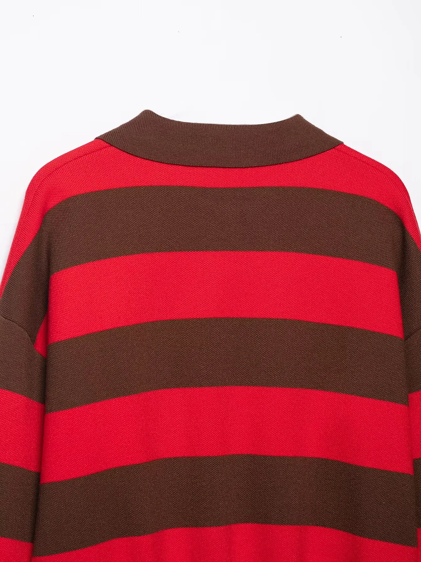 سترة نسائية غير رسمية جديدة لخريف 2025 بألوان متباينة بسيطة وياقة بولو مخططة وأكمام طويلة