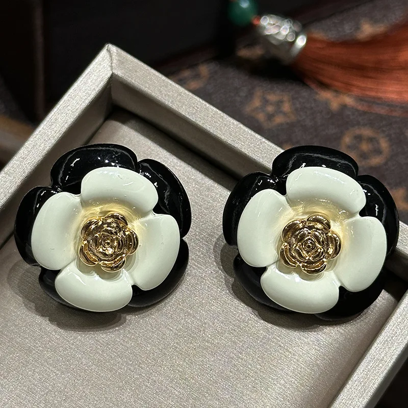 

Женские винтажные серьги-гвоздики с черно-белым цветком 2025г.